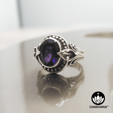 A beautiful, classy and bulky sterling silver ring with faceted Amethyst oval gemstone and intricate leafy metalwork. – Chakvana.com
