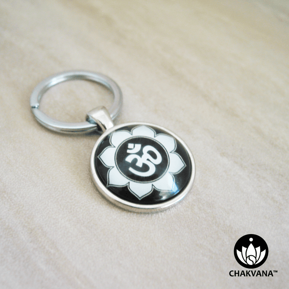 Keychain ring displaying an Om & Lotus Petal design inside of a magnifying glass cabochon. – Chakvana.com