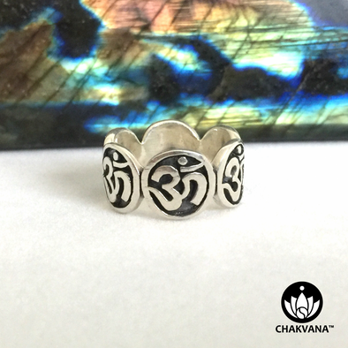 Repeating Om Sterling Silver Ring (Size 7) – Chakvana.com